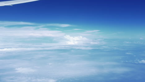Himmelsblick-Aus-Dem-Flugzeugfenster---Schöner-Himmel,-Wolken,-Flügel-Eines-Flugzeugs,-Das-Von-Australien-Nach-Singapur-Fliegt---Luft,-Pov