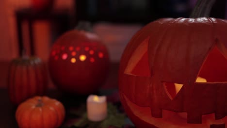Gruselige-Dekoration-Für-Halloween-Mit-Geschnitzten-Kürbissen-Und-Kerzen