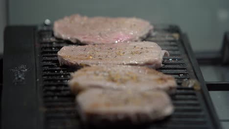 Umdrehen-Von-Steaks,-Die-Auf-Einem-Elektrischen-Grill-Zubereitet-Werden