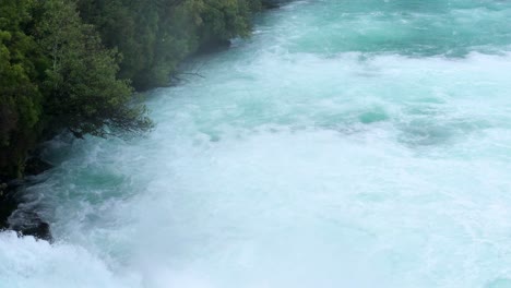Parte-Inferior-De-Las-Cataratas-Huka-Falls-Del-Río-Waikato,-Panorámica-A-La-Izquierda