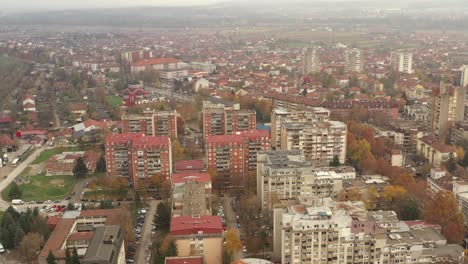 Ciudad-De-Kraljevo,-Arquitectura-De-Edificios-Balcánicos-En-Día-Nublado,-Antena-Serbia