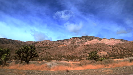 Fahrt-Durch-Die-Berglandschaft-Der-Mojave-Wüste-Und-Blick-Aus-Dem-Seitenfenster---Blickwinkel