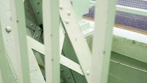 Industrielle-Stahlbrücke-Starker-Träger-Träger-Rahmen-Inspektion-Mit-Blick-Auf-Den-Dolly-Links
