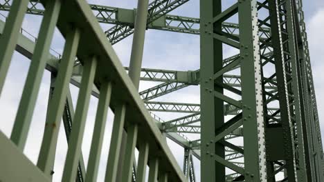 Industrielle-Stahlbrücke,-Die-Zu-Einem-Starken-Trägerbalken-Stützrahmen-Nach-Oben-Blickte,-Linker-Dolly