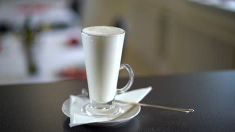 Kaffee-Latte-In-Einem-Kaffeehaus-Zubereiten,-Mit-Dem-Einschenken-Des-Kaffees-Beginnen