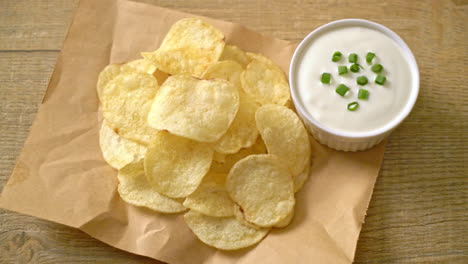 potato-chips-with-sour-cream-dipping-sauce