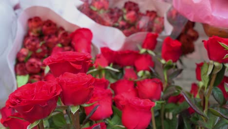 Eine-Nahaufnahme-Von-Roten-Blütenblattrosen,-Die-Am-Valentinstag-Auf-Einem-Blumenmarkt-Zum-Verkauf-Angeboten-Werden