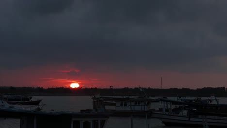 Sonnenuntergang-Oder-Sonnenaufgang-Vor-Dem-Vordergrund-Eines-Fischerbootes