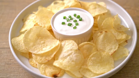 Kartoffelchips-Mit-Sauerrahm-Dip