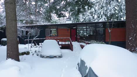 Cottage-With-Vehicles-Thickly-Covered-With-Fresh-Snow-In-Countryside-Of-Tacoma,-Washington-State,-USA