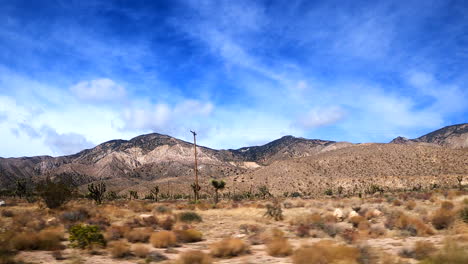 Fahren-Sie-Durch-Die-Mojave-Wüstenlandschaft-Und-Beobachten-Sie-Die-Landschaft-Aus-Dem-Beifahrerfenster