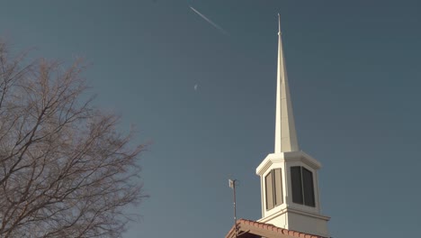 Kirchturm-Der-Mormonen-Mit-Mond-Und-Flugzeug,-Die-Chem-Trails-Und-Kondensstreifen-Hinter-Sich-Lassen-4k