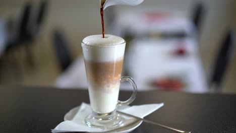 Kaffee-Latte-In-Einem-Kaffeehaus-Zubereiten,-Den-Kaffee-Fertig-Einschenken