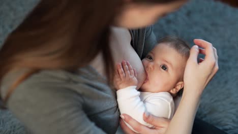 Nahaufnahme-Schönes-Babymädchen-6-Monate-Gestillt-Und-Auf-Dem-Kopf-Gestreichelt
