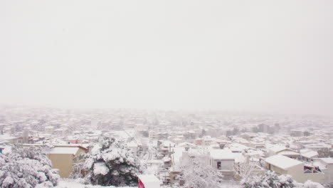 Athen-Griechenland-Selten-Medea-Schneebedecktes-Schlechtes-Wetter-über-Vorstadtdächern-Von-Wohnviertelgebäuden