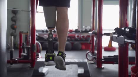 Man-with-prosthetic-leg-make-pull-ups-at-the-gym