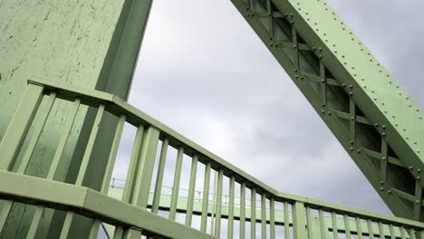 Industrielle-Stahlbrücke-Starker-Trägerbalken-Stützrahmen-Dolly-Rechts-Nach-Oben-Schauend
