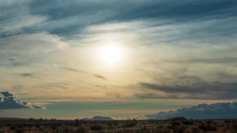 Der-Sonnenuntergang-über-Dem-Ödland-Der-Mojave-Wüste-Zeigt-Im-Langen-Zeitraffer-Leuchtende-Farben