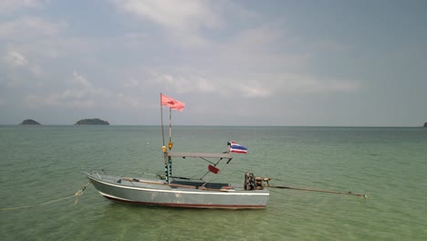 Umlaufbahn-Eines-Kleinen-Schnellboots-Mit-Thailändischer-Flagge-Im-Ozean-Mit-Tropischen-Inseln