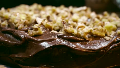 Extreme-Nahaufnahme-Von-Hausgemachtem-Schokoladenkuchen-Mit-Gehacktem-Walnussbelag