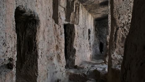 Blick-Auf-Die-Außenmauern-Einer-Antiken-Römischen-Nekropole-In-Anavargos-Paphos,-Zypern