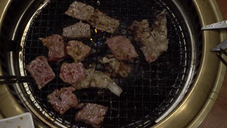 Barbacoa-Cocinando-Carne-Yakiniku,-Comida-A-La-Parrilla-Al-Estilo-Japonés