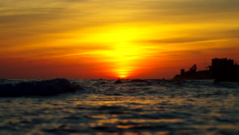 Dramatischer-Sonnenuntergang-Mit-Meereswellen
