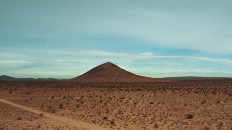 Fliegen-Auf-Einen-Vulkankegelberg-Im-Felsigen-Gelände-Der-Mojave-Wüste