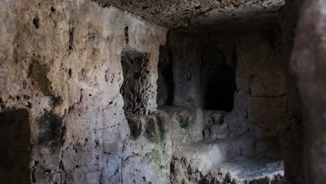 Seltene-Ansicht-Der-Kammern-In-Einer-Alten-Römischen-Nekropole-In-Anavargos-Paphos,-Zypern