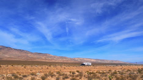 Fahren-Sie-Entlang-Einer-Mojave-Wüstenstraße,-Während-Die-Malerische-Landschaft-Am-Beifahrerfenster-Vorbeizieht