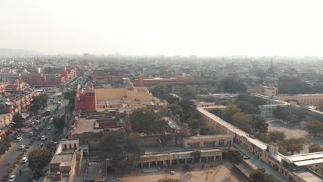 Nebliges-Stadtbild-Von-Jaipur-Auf-Stark-Befahrenen-Straßen-An-Einem-Sonnigen-Morgen-In-Rajasthan,-Indien---Überführung-Einer-Luftrutsche