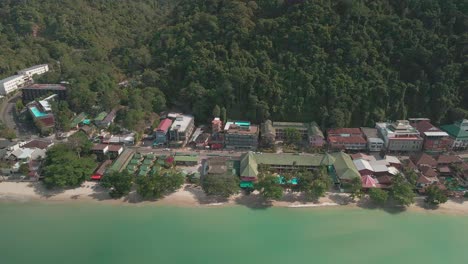 Vogelperspektive-Auf-Strand-Und-Hotels-Und-Resorts-Blick-Von-Der-Drohne,-Die-über-Den-Weißen-Sandstrand-In-Koh-Chang,-Thailand,-Fliegt