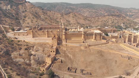 Luftpanoramablick-Auf-Den-Bernsteinpalast---Unesco-weltkulturerbe---Rajasthan,-Indien