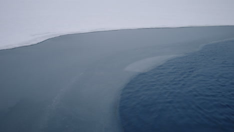 Schneebedeckte-Küste-In-Einem-Ruhigen-See-Während-Der-Kalten-Wintersaison