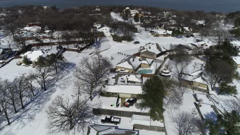 Video-Aéreo-De-Highland-Village-En-Texas-Cubierto-De-Nieve-Después-De-La-Tormenta-De-Hielo-Del-17-De-Febrero