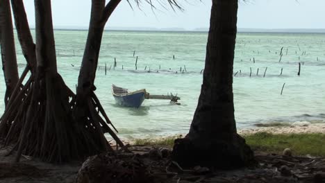 Barco-Pequeño-De-Pescadores-En-El-Atolón-De-La-Isla-Fanning,tabuaeran,-República-De-Kiribati