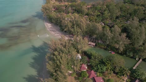 Drohnenansicht:-Küstenlagunenhotel-In-Koh-Chang,-Thailand