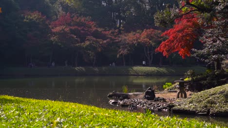 Famous-Japanese-landscape-garden-Koishikawa-Korakuen-in-Tokyo-during-autumn-colors