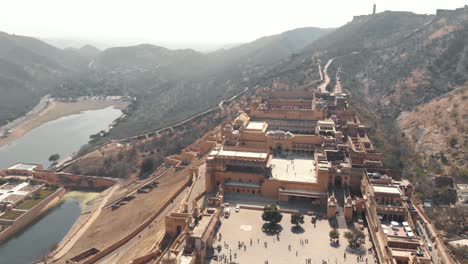 Panoramablick-Auf-Die-Umgebung-Von-Amber-Fort-Mit-Blick-Auf-Den-Maota-See-In-Jaipur,-Rajasthan,-Indien---Panoramaaufnahme-Aus-Der-Luft