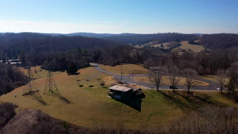Aerial-reveal-of-Melton-Hill-Dam-in-Oakridge,-Tennessee