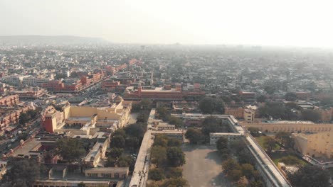Vista-Panorámica-Del-Paisaje-Urbano-De-La-Ciudad-De-Jaipur-En-Rajasthan,-India---Antena