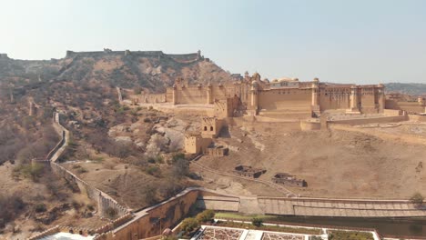 Kesar-Kyari-Garten-Im-Maotha-see,-überragt-Vom-Amber-Fort-In-Jaipur,-Rajasthan,-Indien---Aufsteigender-überflug-Aus-Der-Luft