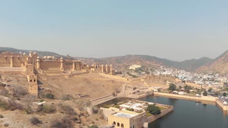 Jaipur---Maota-See-Und-Dramatische-Bernsteinfestung-Auf-Einem-Hügel