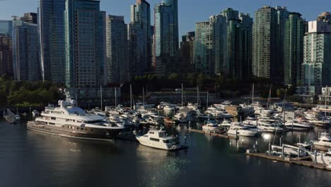 Drohnen-Luftaufnahme-über-Dem-Yachthafen-Von-Vancouver-Und-Dem-Stadtbild,-Das-Sich-Auf-Mehrere-Wolkenkratzer-Zubewegt---Kanada