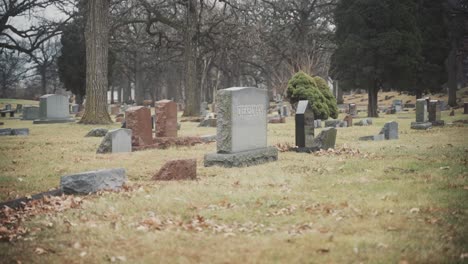 Schuss-Von-Grabsteinen-Auf-Dem-Chicago-Friedhof