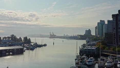 Atemberaubende-Drohnen-Luftaufnahme-über-Dem-Yachthafen-Von-Vancouver,-Die-Sich-Näher-An-Das-Stadtbild-Der-Wolkenkratzer-Kanadas-Bewegt