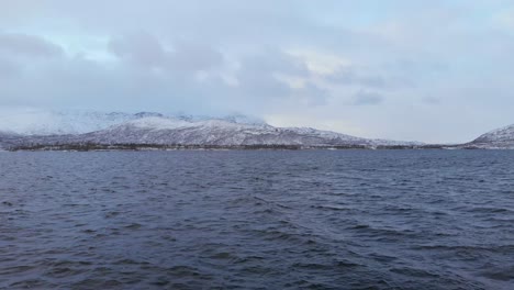 Nordic-Lake-In-Der-Nähe-Der-Norwegischen-Grenze-In-Der-Provinz-Vasterbotten,-Schweden---Luftkran-Nach-Unten-Geschossen