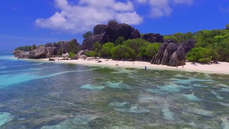 Las-Seychelles,-Vista-Vibrante-De-La-Playa-De-La-Digue-Con-Aguas-Cristalinas
