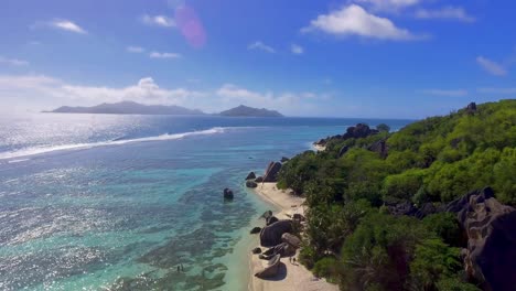 La-Digue-Beech---Seychelles,-Exponiendo-Impresionantes-Rocas-Y-Naturaleza,-Mar-Con-Gotas-De-Fondo-Perfectas
