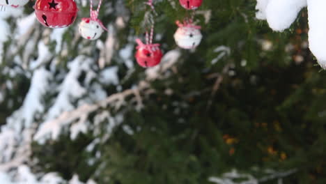 Decoración-Elegante-Del-árbol-De-Navidad-Cubierto-De-Nieve-Al-Aire-Libre,-Bolas-De-Campana-Rojas-Y-Blancas
